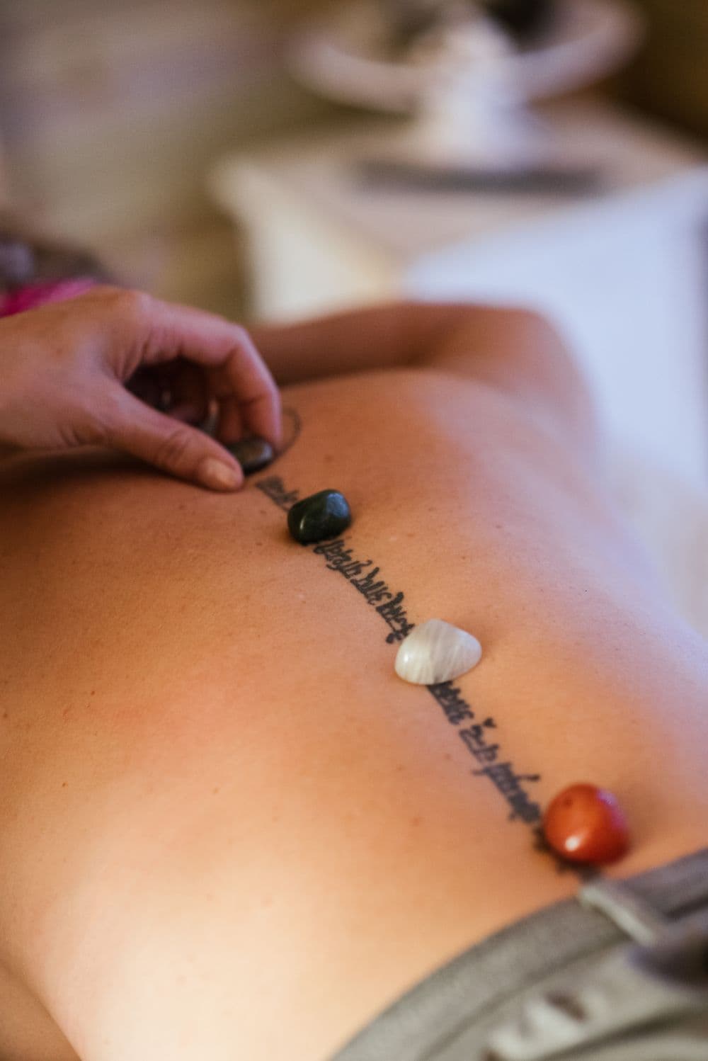 Detalle de ritual con piedras naturales