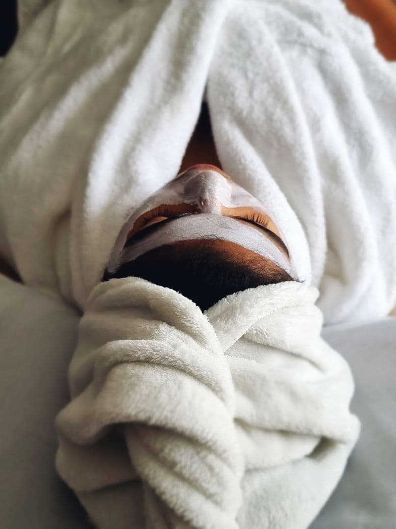 Mascarilla facial nutritiva durante un ritual de belleza