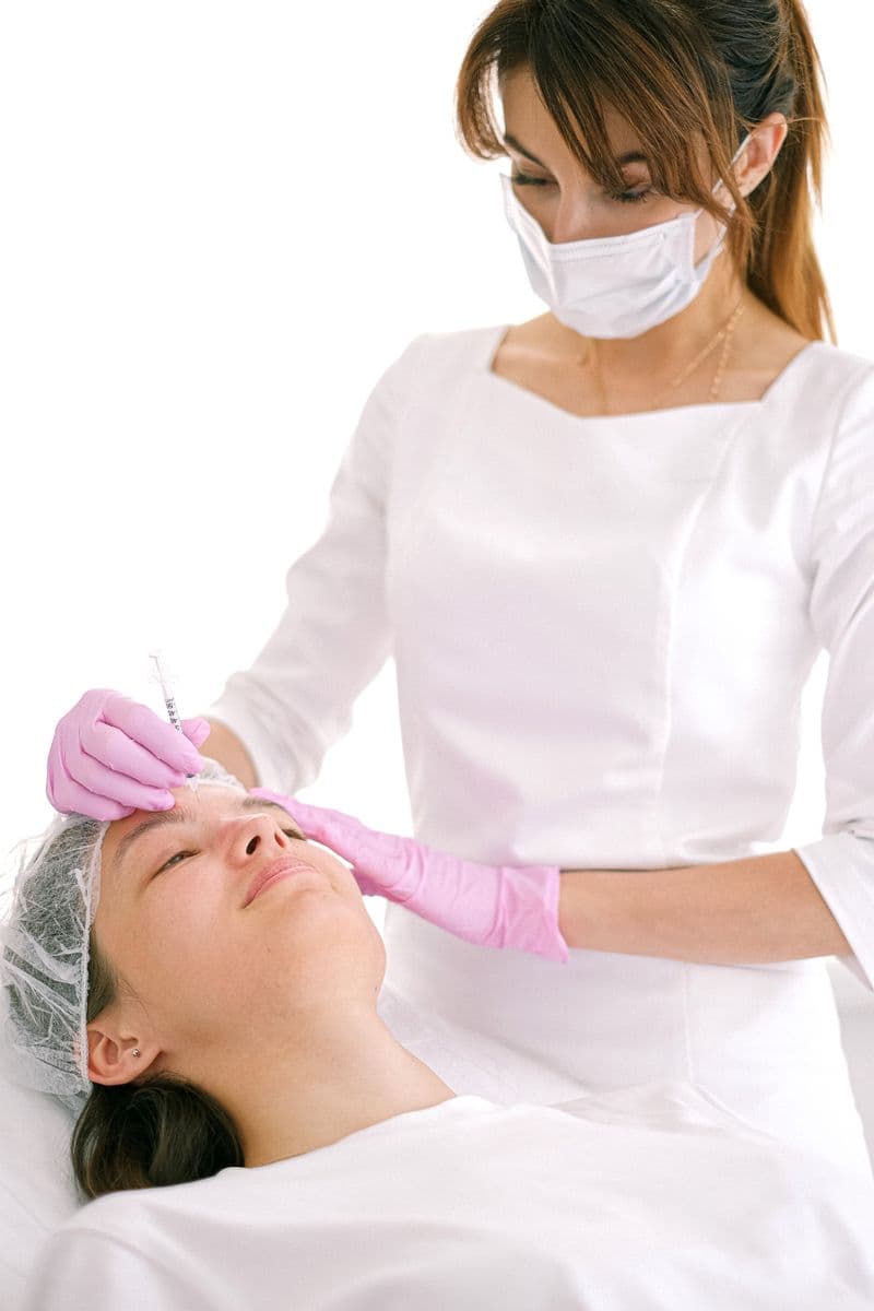 Aplicación de un tratamiento de medicina estética con precisión
