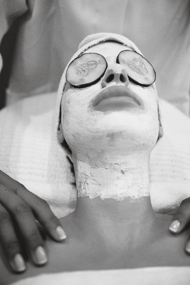 Mascarilla purificante aplicada en cuello y escote
