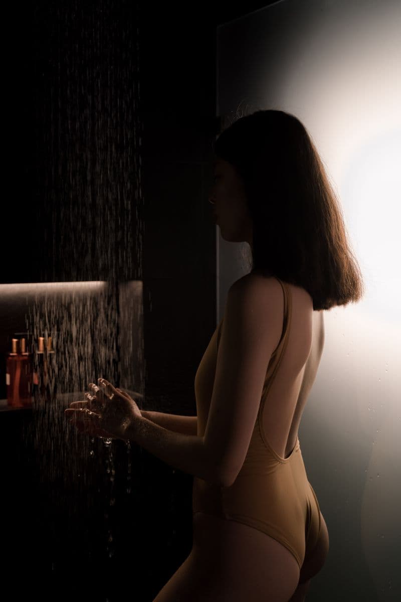 Ambiente de spa con velas y luz cálida