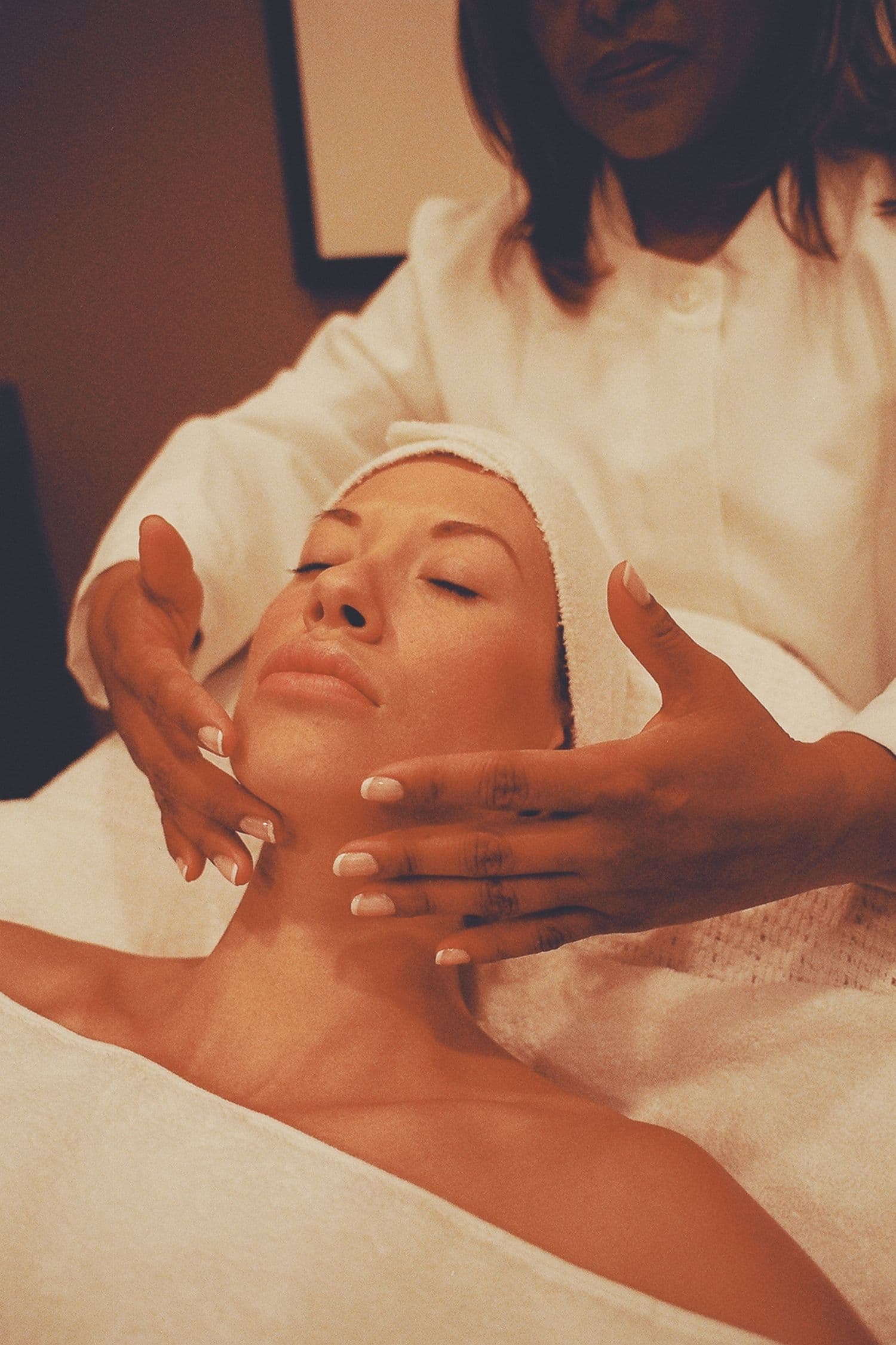 Mujer recibiendo un tratamiento facial sereno en la clínica
